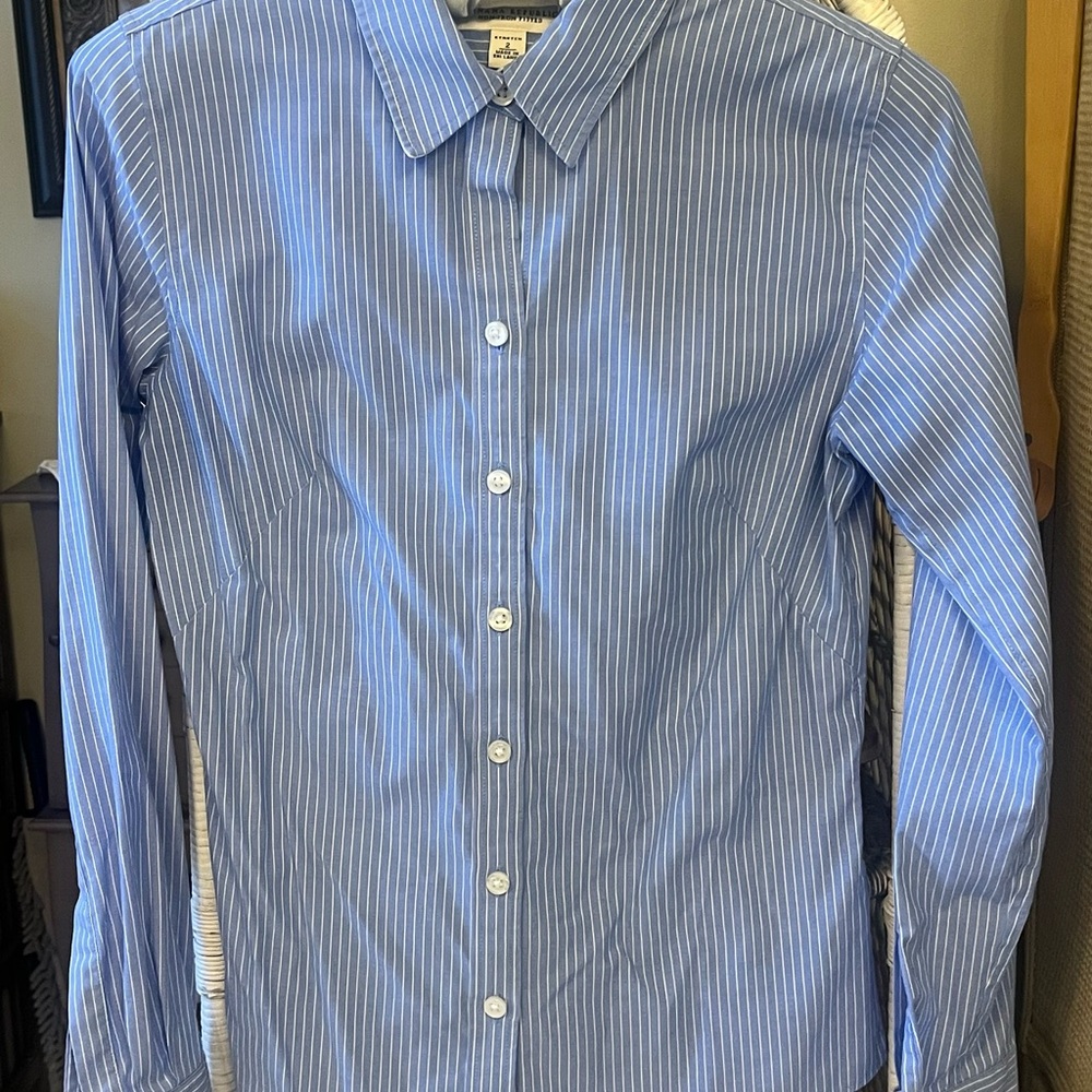 Banana Republic Riley Blue Pinstripe Fitted Shirt Womens Size 2 Darts